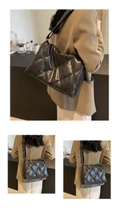 Vue détaillée du sac bandoulière matelassé noir en similicuir souple rembourré
