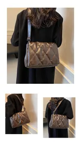 Détail d'un sac bandoulière matelassé marron foncé avec texture souple et bandoulière