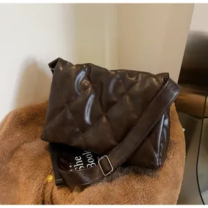 Détail du sac matelassé marron foncé présentant une texture en similicuir de qualité