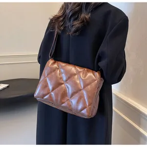 Détail du sac cabas en similicuir marron avec matelassage en losange et texture douce