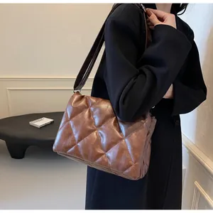 Vue détaillée du sac à bandoulière matelassé marron avec motifs à grands losanges
