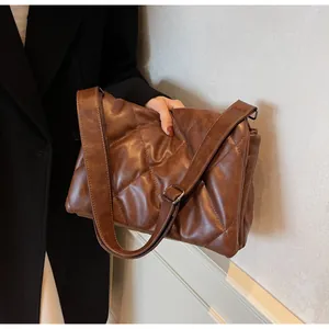 Détail du sac bandoulière marron café matelassé avec motif losanges et large bandoulière