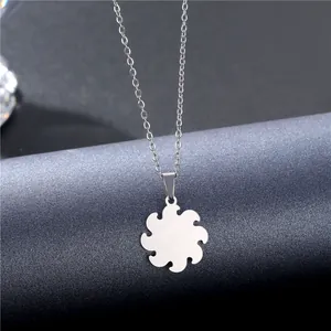 Elegante Edelstahlkette mit Sonnenanhänger auf professionellem grauem Schmuckständer