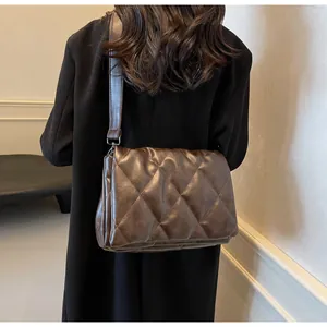 Détail du sac bandoulière matelassé marron foncé avec texture en similicuir souple