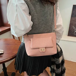 Elegante borsa a tracolla plissettata rosa con chiusura a scatto in metallo oro