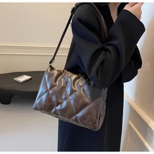 Détail du sac bandoulière matelassé marron foncé en similicuir souple à texture vintage