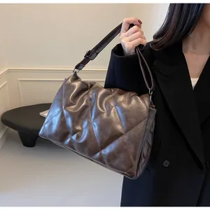 Détail du sac bandoulière marron foncé matelassé en similicuir souple avec sangle