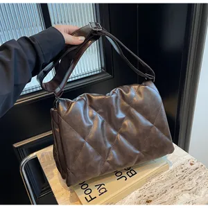 Détail du sac bandoulière matelassé marron café avec motif à larges losanges
