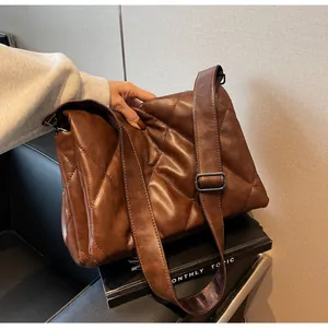 Détail du sac matelassé marron caramel en similicuir souple avec bandoulière réglable
