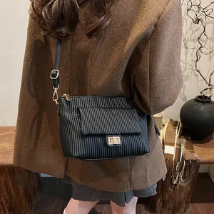 Borsa a tracolla minimalista in pelle PU nera con pieghe e chiusura in metallo dorato