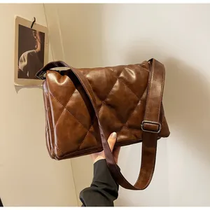 Détail du sac bandoulière matelassé marron foncé avec grand motif quadrillé et sangle