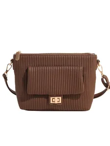 Borsa a spalla retrò marrone scuro con texture a pieghe e chiusura a girello dorata