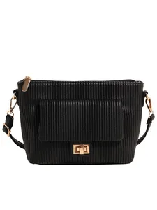 Borsa a spalla nera a righe verticali con chiusura dorata e tracolla regolabile