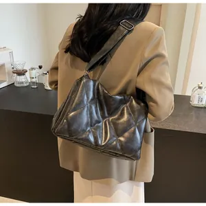 Détail du sac à bandoulière noir matelassé brillant en similicuir souple de haute qualité