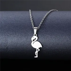 Halskette aus Edelstahl mit Flamingo-Anhänger in Silber auf blauem Sockel präsentiert