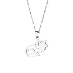 Collana in acciaio inossidabile lucido con ciondolo a forma di gatto dormiente traforato