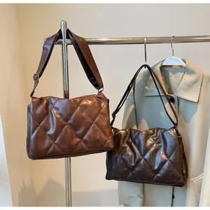 Détail du motif matelassé en losange sur des sacs à bandoulière en similicuir souple