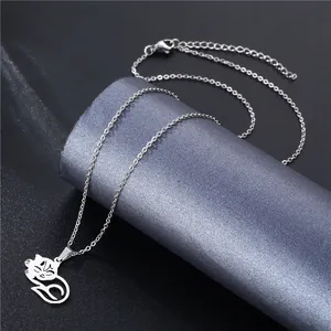 Collana con ciondolo a forma di gatto in acciaio inossidabile lucido su sfondo scuro