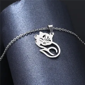 Collana minimalista in acciaio con ciondolo a forma di gattino che dorme, stile elegante