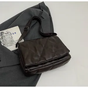 Vue détaillée du sac bandoulière marron foncé matelassé avec motif losange brillant