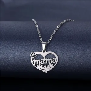 Silberne Herzanhänger-Halskette mit Mama-Text und Blumendetails auf blauem Ständer