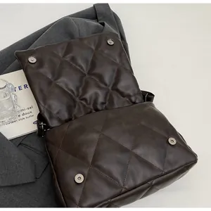 Détail du sac bandoulière matelassé marron foncé avec fermoirs magnétiques en argent