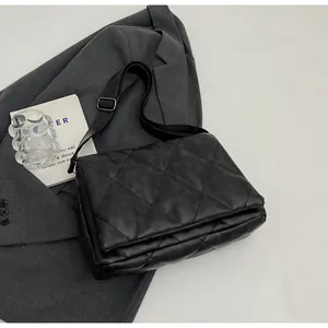 Gros plan sur un sac bandoulière matelassé noir avec une texture mate et souple