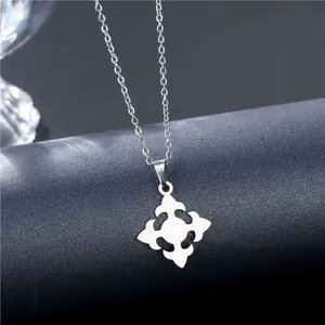 Nahaufnahme des silbernen geometrischen Kreuzanhängers mit einer feinen Gliederkette