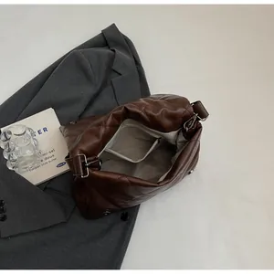 Détail intérieur du sac matelassé café avec poche zippée et doublure grise douce