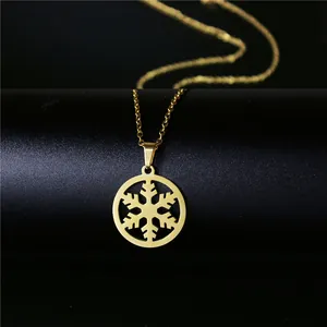 Gros plan d'un collier en acier inoxydable plaqué or 18 carats avec pendentif flocon