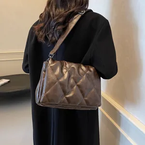 Sac bandoulière marron foncé matelassé avec motif losanges et large bandoulière souple