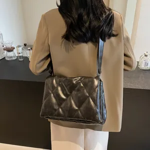 Sac bandoulière matelassé minimaliste en similicuir marron foncé pour la mode d'hiver