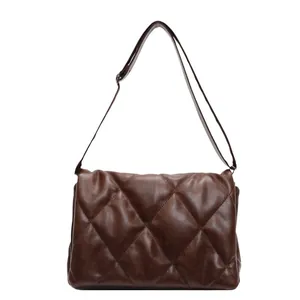 Sac bandoulière matelassé marron foncé en similicuir souple avec large bandoulière