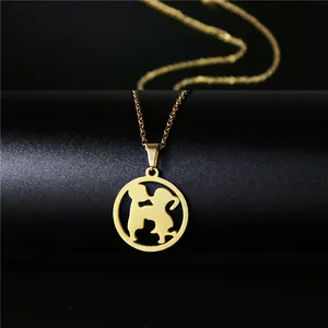 Détail du collier en acier inoxydable doré 18K avec pendentif silhouette d'amoureux