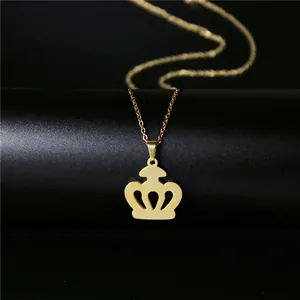 Détail du pendentif couronne en or 18 carats avec finition polie sur un socle noir mat
