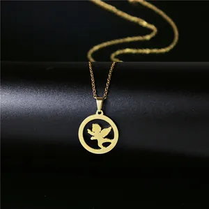 Gros plan d'un collier trèfle plaqué or 18K avec silhouette de Cupidon sur socle