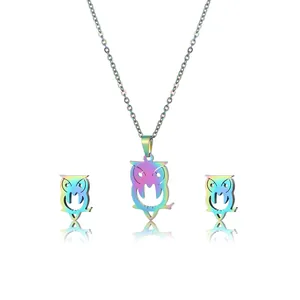 Set collana e orecchini a forma di gufo arcobaleno in acciaio inossidabile iridato