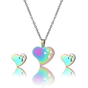 Regenbogenfarbenes Edelstahl Set aus Herzkette und Ohrringen mit feinem Cut-out