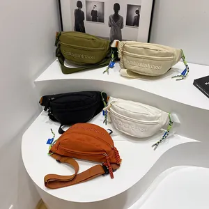 Fünf Canvas-Gürteltaschen in Oliv, Beige, Schwarz, Weiß und Orange mit Logo-Stickerei