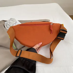 Detail der orangefarbenen Oxford-Brusttasche mit Reißverschlussfach und Nylongurt