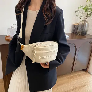Detail der Canvas Brusttasche mit verstellbarem Gurt und weißer Stickerei