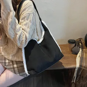Bolso hobo de contraste de moda en ante negro con adorno de piel de oveja blanca mujer