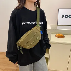 Detailansicht der olivgrünen Segeltuchtasche mit Stickerei und gewebtem Reißverschluss