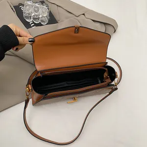 Dettaglio interno della borsa baguette vintage marrone con tasche e fodera scura