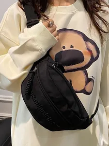 Schwarze Nylon-Halbmond-Brusttasche mit verstellbarem Gurt am Model präsentiert