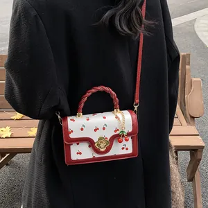 Borsa a mano bianca con stampa di ciliegie, manico intrecciato e chiusura a fiore