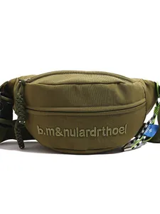 Minimalistische olivgrüne Brusttasche aus Nylon-Canvas mit Kontraststickerei