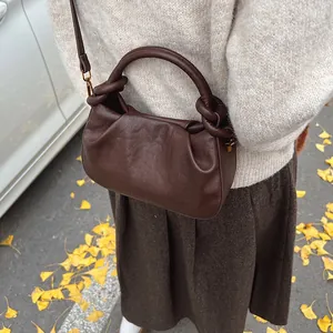 Sac nuage en cuir plissé marron pour femme, style bandoulière et porté épaule