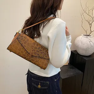Borsa baguette alla moda con stampa leopardata indossata a spalla con fibbia in oro lusso
