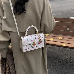 Borsa moda con stampa di ciliegie rosse e chiusura a fiore dorato all'aperto